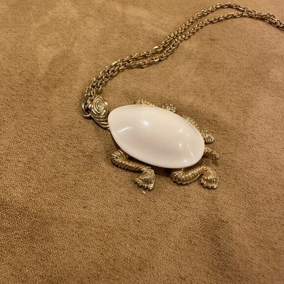Vintage Turtle Pendant Necklace White Milk Glass Cabochon Gold Tone Link Chain - Picture 4 of 10